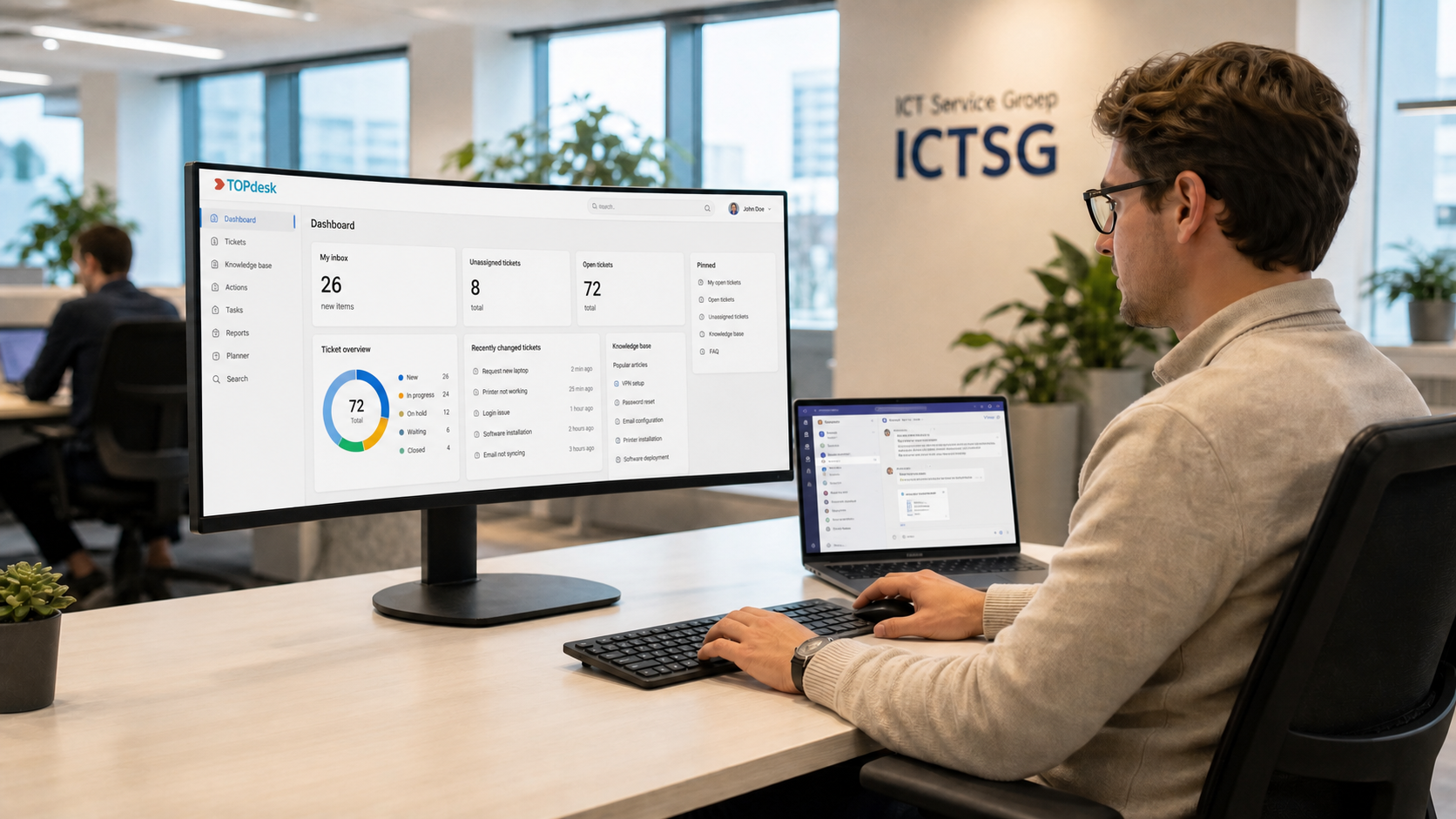 Medewerker van ICT Service Groep aan het werk op kantoor